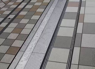 線性縫隙式排水溝在商業(yè)街及廣場中的應用